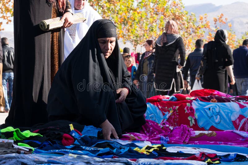 伊拉克穿一套传统服装的妇女买的衣裳